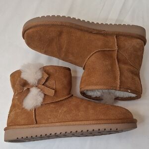 Koolaburra by UGG. Chestnut Suede Boots with Bow. Fur Lined. Fashionable Boots